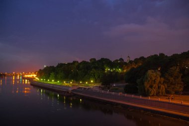 Gece aydınlatma ve ref ile mavi saat sırasında Şehir Meydanı