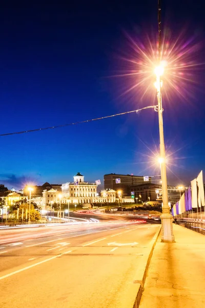 Stadsgezicht bij nacht in Moskou. Snelweg — Stockfoto