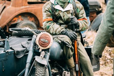 Wehrmacht askerler bir tüfekle bir motosiklet üzerinde