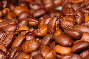 Kavrulmuş kahve çekirdekleri yakın çekim rengi. Arka plan