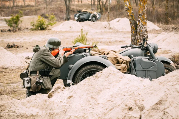 Tireur d'Allemagne avec un fusil sur la défensive. Reconstruction — Photo