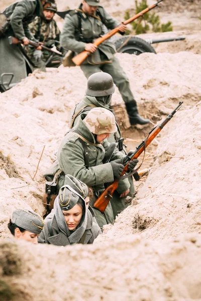 Atirador Wehrmacht na trincheira. Reconstrução — Fotografia de Stock