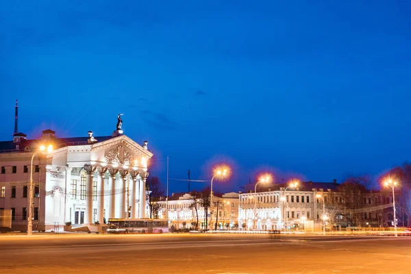 레닌 광장 배경에 저녁에 호몔의 도시에서 — 스톡 사진