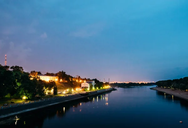 Міський пейзаж з річкою і містом на фоні — стокове фото