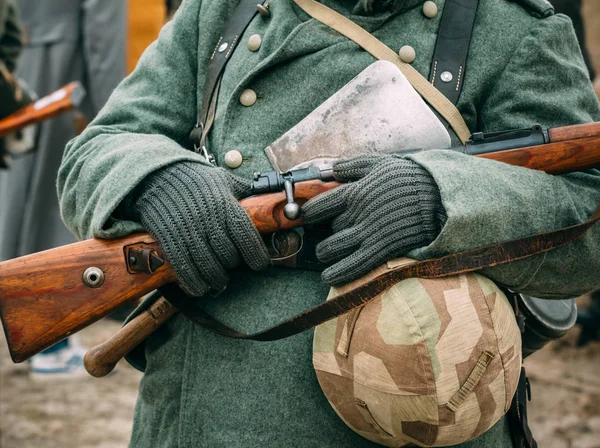 Voják v zimě jednotné s puškou v ruce — Stock fotografie
