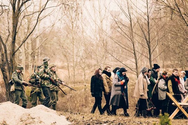 Soldiers of the Wehrmacht escort civilians. Gomel, Belarus — Stock Photo, Image