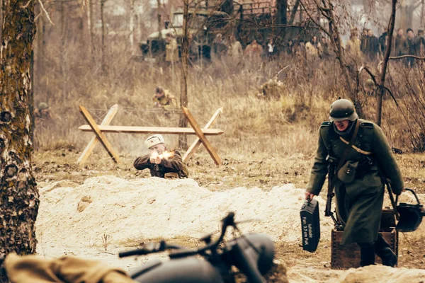 Soviet soldier is fighting the German invaders. Gomrl, Belarus — Stock Photo, Image