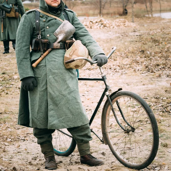 Soldado alemão de uniforme com uma bicicleta — Fotografia de Stock