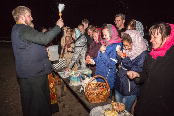 Happy people and the priest. Dobrush, Belarus — Stock Photo, Image