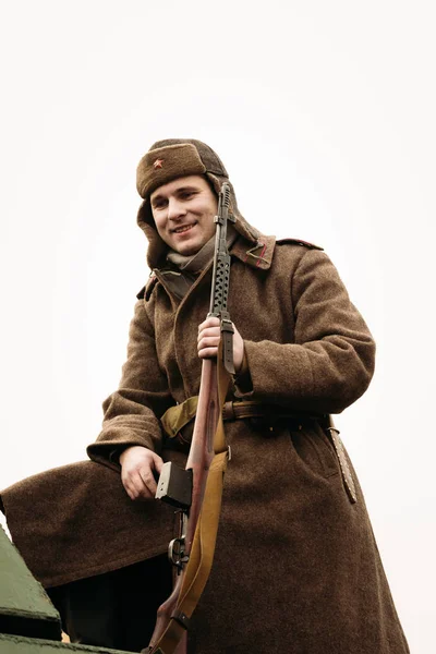 Jovem soldado com espingarda URSS. Gomel, Bielorrússia — Fotografia de Stock