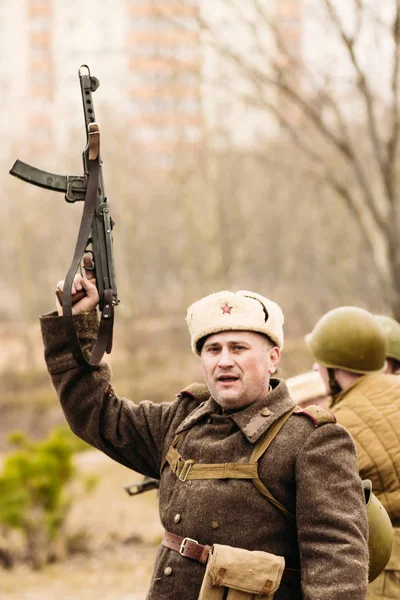 O comandante soviético com uma arma na mão. Gomel, Bielorrússia — Fotografia de Stock