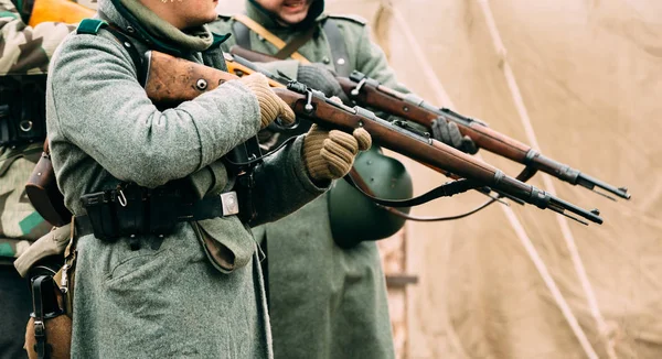 Soldados da Wehrmacht com espingardas nas mãos. Reconstrução — Fotografia de Stock
