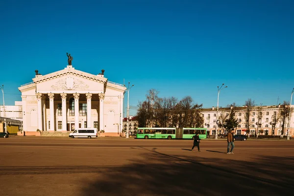 Драматичний театр, що подорожує повз місто трафіку і люди — стокове фото