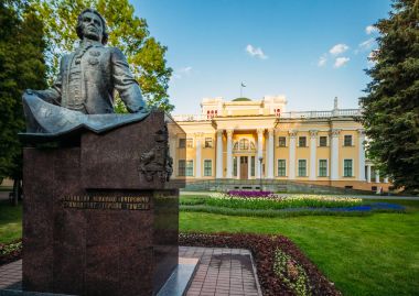Gomel, Beyaz Rusya - 21 Mayıs, 2017: gün batımında Rumiantsev sarayda park