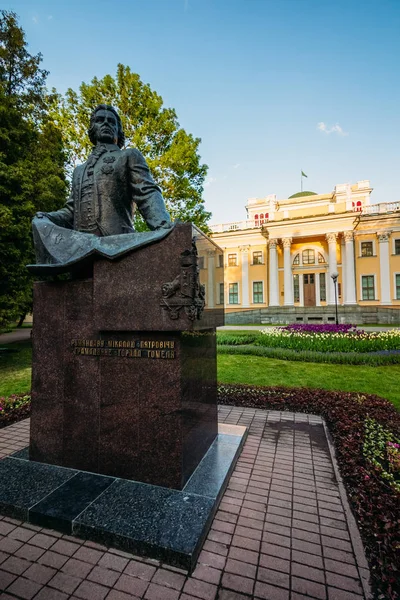 Gomel, Weißrussland - 21. Mai 2017: Denkmal für Rumjanzew im Gomel-Park — Stockfoto