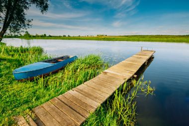 Tekne ve iskelede nehir ile güzel sahne