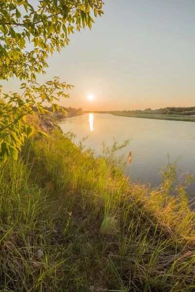 Güzel yaz manzara bir nehir ile gün batımında
