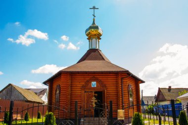 Ahşap küçük Şapel bir yaz gününde