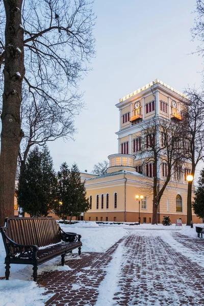 Zimní alej s lavici a věž s hodinami v parku — Stock fotografie