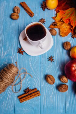 Bir mavi arka plan üstten görünüm üzerinde beyaz bir fincan kahve