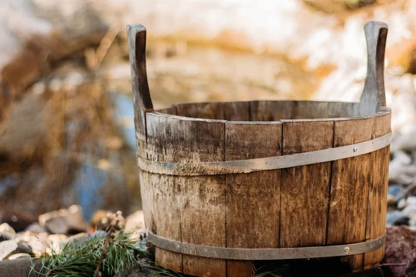 Oude houten badkuip — Stockfoto
