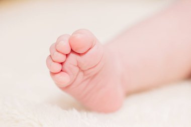 Childs'ın ayakları hafif bir arka plan üzerinde parmak
