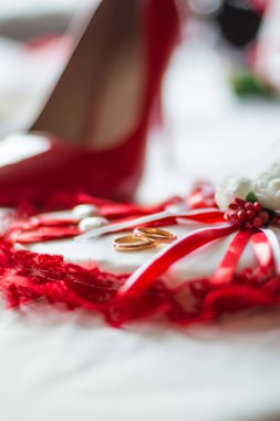 Kırmızı-beyaz renklerde bir yastık yüzük