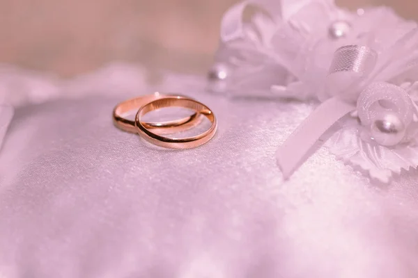 Hermosos anillos de boda de cerca — Foto de Stock