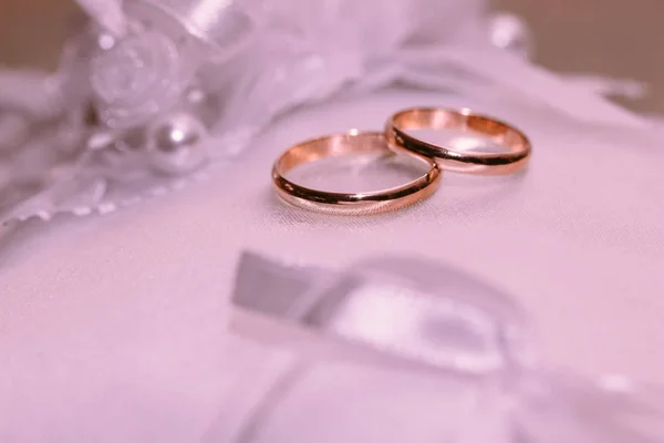 Красиві весільні золоті кільця — стокове фото