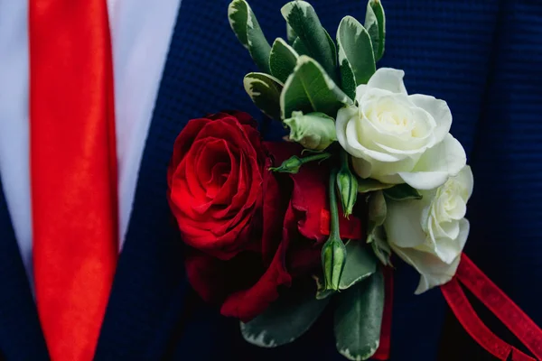 Hermoso boutonniere en una chaqueta azul — Foto de Stock