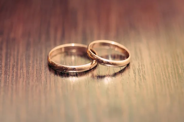 Dois anéis em uma superfície de madeira — Fotografia de Stock