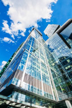 Gökdelen gökyüzü arka plan üzerinde aşağıdan görüntüleyin. Rusya, Moskova