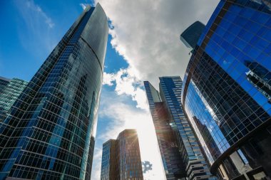 Gökdelen gökyüzü günbatımı sırasında karşı