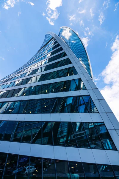 Torre contra el cielo con nubes. Rusia, Moscú — Foto de Stock