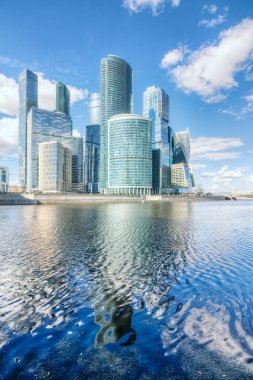 Gökdelenler Moskova-City Nehri üzerinde. Moscow, Rusya Federasyonu