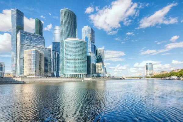 Hermosa vista de Moscú-ciudad a través del río. Moscú, Rusia — Foto de Stock