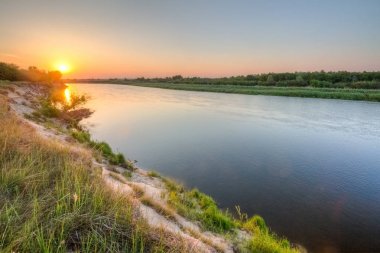 Güzel yaz günbatımı Nehrin üzerinde