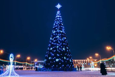 Noel tatil akşam şehir meydanında