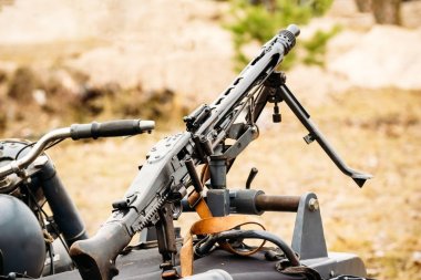 Makineli tüfek mg-42 bir motosiklet üzerinde