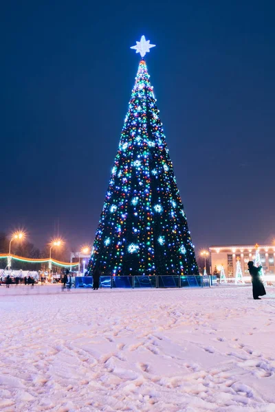 New Year tree in the center of the square — Stock Photo, Image