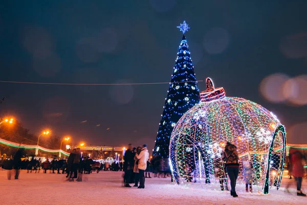 Plaza con un árbol de Navidad y adornos. Gomel, Belarús — Foto de Stock