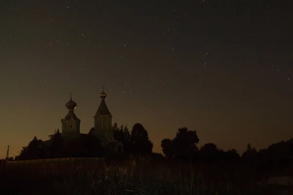 Église en bois sous le ciel étoilé — Photo