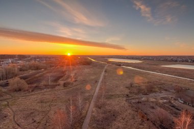 Köyün yukarıda ufukta şafakta güneş