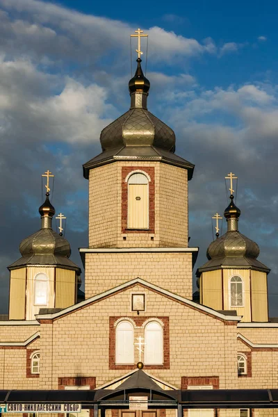 正教会のキリスト教徒の聖ニコラス大聖堂のファサード。生年月日 — ストック写真