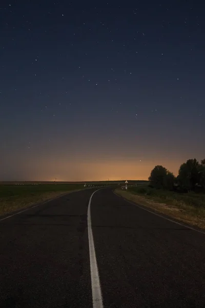 La strada sotto il cielo notturno con le stelle — Foto Stock