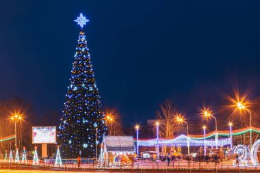 Aydınlık çelenk ağacında şehir