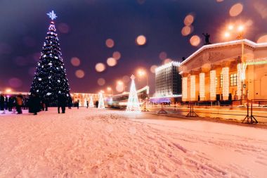 Tiyatro ve aydınlatma ile Noel ağacı