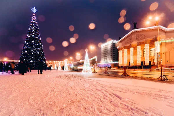 Teatro y árbol de Navidad con iluminación — Foto de Stock