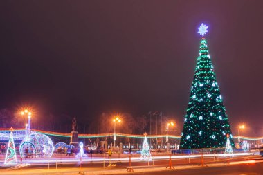 Akşam şehir meydanında. Yeni yıl