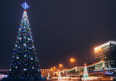 Yeni yılda bir Noel ağacı ile şehir